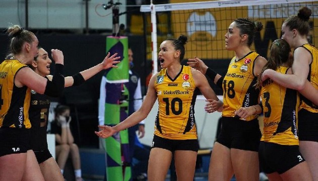 VakıfBank, Fenerbahçe yi yenip finale çıktı